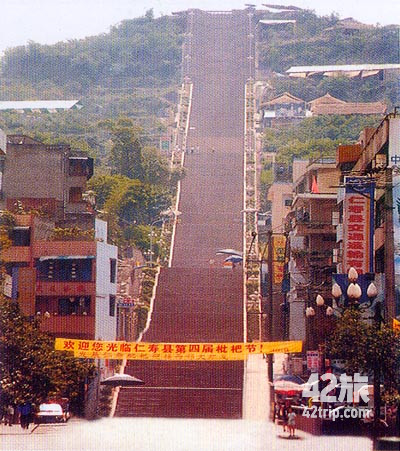 天府仁寿半程马拉松 仁寿天梯位于仁寿县县城翳嘶山,与飞泉山公园遥遥