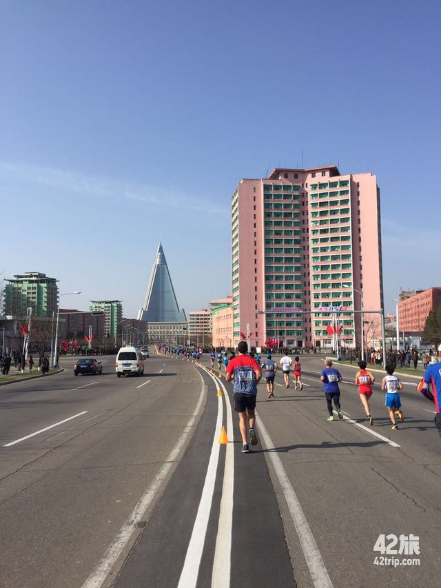 前半程都是在平壤市区,所以一路上还是可以看蛮多有意思的街景.