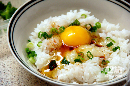 > 生鸡蛋盖饭