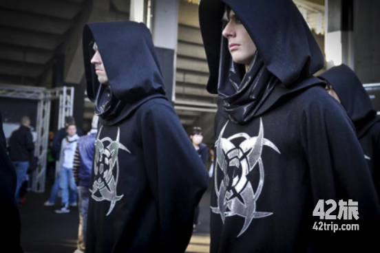 路跑  第一关:狂风暴雪 红衣人奉命进入 江湖道   第二关:夺命刺客团